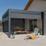 Pergola autoportée à toiture fixe